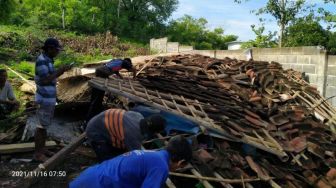 Mukjizat! Rumah Janda Situbondo Ambruk Rata dengan Tanah, Bocah 10 Tahun di Dalam Selamat