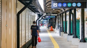 Warga melintas di depan ruko UMKM di Stasiun Gondangdia, Jakarta Pusat, Selasa (16/11/2021).[Suara.com/Alfian Winanto]