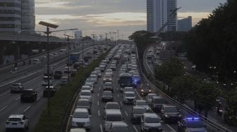 Sejumlah kendaraan terjebak kemacetan di ruas Tol Dalam Kota, Jakarta, Selasa (16/11/2021). [Suara.com/Angga Budhiyanto]