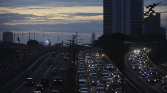 Sejumlah kendaraan terjebak kemacetan di ruas Tol Dalam Kota, Jakarta, Selasa (16/11/2021). [Suara.com/Angga Budhiyanto]