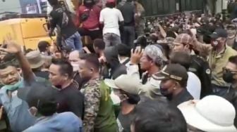 Tolak Pembongkaran Tempat Hiburan Malam, Ratusan Orang Demo Berujung Ricuh