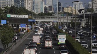 Sejumlah kendaraan terjebak kemacetan di ruas Tol Dalam Kota, Jakarta, Selasa (16/11/2021). [Suara.com/Angga Budhiyanto]