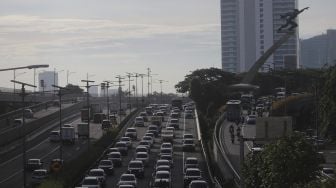 Sejumlah kendaraan terjebak kemacetan di ruas Tol Dalam Kota, Jakarta, Selasa (16/11/2021). [Suara.com/Angga Budhiyanto]