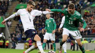 Gelandang Italia Jorginho (kiri) bersaing dengan gelandang Irlandia Utara Gavin Whyte selama pertandingan sepak bola kualifikasi Grup C putaran satu Piala Dunia 2022 antara Irlandia Utara dan Italia di Windsor Park di Belfast, Irlandia Utara pada 15 November 2021.
PAUL IMAN / AFP