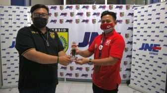 JNE Jember Dukung Sepak Bola Indonesia dengan Sponsori PERSID