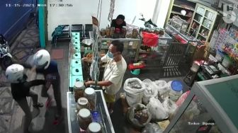 Terekam CCTV Peristiwa Duel dan Pembacokan Menegangkan Pria di Pasuruan