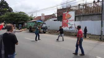 Tegang! Pria Duel Pakai Golok dan Gergaji di Depan Samsat Tasikmalaya