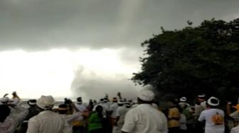 Angin Puting Beliung Ucur-ucur Muncul di Buleleng Bali Saat Warga Sembahyang di Pantai