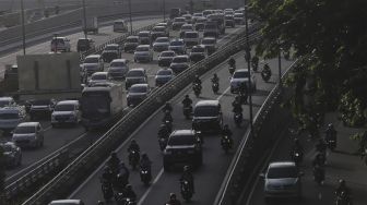 Sejumlah kendaraan terjebak kemacetan di ruas Tol Dalam Kota, Jakarta, Selasa (16/11/2021). [Suara.com/Angga Budhiyanto]