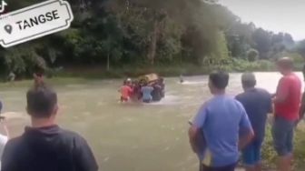 Viral Warga Terpaksa Boyong Keranda Sebrangi Sungai Besar ke TPU, Netizen Nitikan Air Mata
