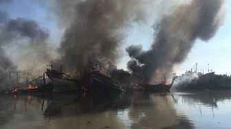 Kebakaran Hebat Ludeskan Belasan Kapal Nelayan di Kota Tegal
