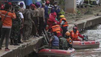 Petugas gabungan mengevakuasi korban menggunakan perahu karet saat simulasi penanganan banjir di Kalimalang, Cipinang Melayu, Jakarta, Rabu (17/11/2021). [Suara.com/Angga Budhiyanto]