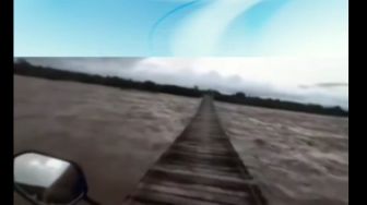 Viral Pemotor Lewat Jembatan dengan Arus Sungai Deras di Bawahnya, Aksinya Bikin Gemeteran