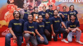 Para pemain dan kru Film 'Seperti Dendam, Rindu Harus Dibayar Tuntas' saat jumpa pers di Kuningan, Jakarta Selatan, Rabu (17/11/2021). [Suara.com/Alfian Winanto]