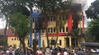 Kantor Disdukcapil Palembang Terbakar, Asap Hitam Membumbung