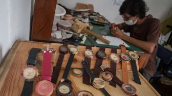 Perajin menyelesaikan pembuatan jam tangan kayu berbahan limbah papan skateboard di Bengkel Loosewood, Banjarsari, Solo, Jawa Tengah, Rabu (17/11/2021).  ANTARA FOTO/Mohammad Ayudha
