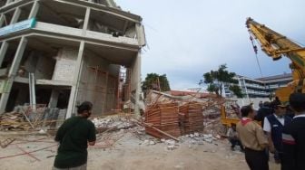Selidiki Robohnya Gedung SMAN 96 Jakarta, Puslabfor Bawa Sampel Material Bangunan