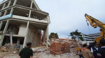 Bangunan SMA Negeri 96 Jakarta Roboh, Sejumlah Pekerja Dilarikan ke RS