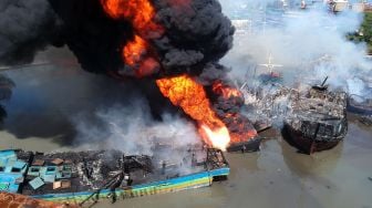 Foto udara kapal pencari ikan yang terbakar di galangan kapal Pelabuhan Tegal, Jawa Tengah, Rabu (17/11/2021). ANTARA FOTO/Oky Lukmansyah