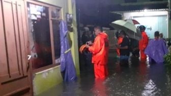 Solo Diguyur Hujan Sejak Sore, Seratusan Rumah di Purwosari Terendam Banjir