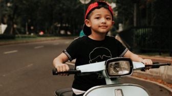 Hampir Jatuh saat Sesi Foto, Arsy Hermansyah Omeli Sang Ayah dan Ocehannya Bikin Gemas