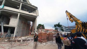 Cari Penyebab Robohnya Gedung SMAN 96 Jakarta, Puslabfor Polri Bawa Material Bangunan