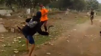 Viral Video Remaja Tawuran Bawa Sajam di Makam Pasuruan, Polisi Bilang Hanya Demi Konten