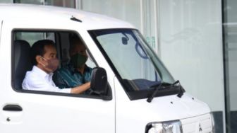 Presiden Jokowi Uji Coba Mobil Listrik Mitsubishi Minicab Miev