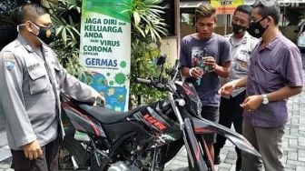 Viral, Aksi Pencurian Motor Sambil Gendong Balita, SR Ditangkap di Wilayah Bekasi