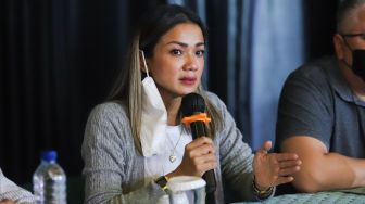 Aktris Nirina Zubir saat memberikan keterangan pers di kawasan Antasari, Jakarta Selatan, Rabu (17/11/2021). [Suara.com/Alfian Winanto]