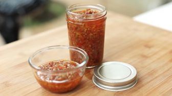 Pedasnya Mantap! Ini Rahasia Resep Sambal Bawang Bu Rudy ala Chef Devina Hermawan