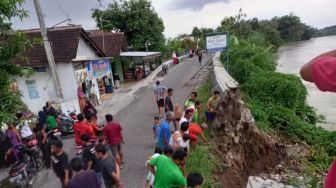 Awas! Tanggul Sungai Bengawan Solo di Masaran Sragen Ambrol