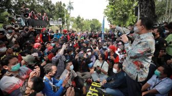 Tutup Jalan, Anies Duduk Bareng Massa Buruh Bahas UMP DKI 2022 di Depan Balai Kota