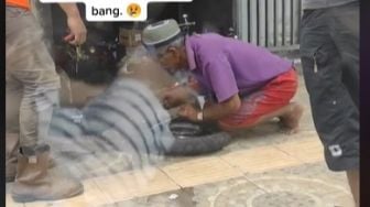 Viral Perjuangan Kakek Perbaiki Ban Motor di Bengkel Bikin Pemobil Salut