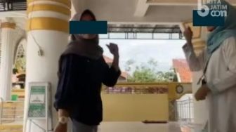 Viral Video Dua Cewek Joget TikTok Diduga di Masjid Gegerkan Warga Sampang