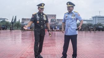 Pejabat baru Panglima TNI Jenderal TNI Andika Perkasa (kiri) berbincang dengan pejabat lama Panglima TNI Marsekal TNI Hadi Tjahjanto (kanan) usai upacara Serah Terima Jabatan Panglima TNI di Mabes TNI, Cilangkap, Jakarta, Kamis (18/11/2021). ANTARA FOTO/Muhammad Adimaja
