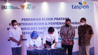 Taspen Serahkan Mobil Ambulans Multifungsi ke Kementerian BUMN