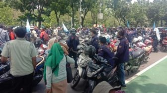 Tuntut Kenaikan UMP Jakarta, Ratusan Buruh Nekat Terobos Barikade Polisi