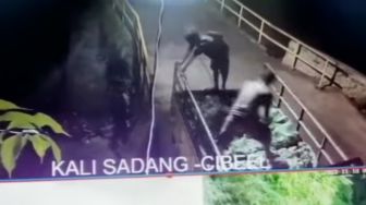 Parah! Sampah Satu Truk Dibuang ke Kali Sadang Cibitung, Pelakunya Terekam CCTV
