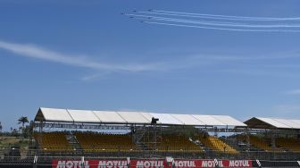 Pesawat dari Jupiter Aerobatic Team TNI AU beraksi saat sesi latihan jelang pembukaan World Superbike (WSBK) di kawasan sirkuit Pertamina Mandalika International Street Circuit, Lombok Tengah, Nusa Tenggara Barat, Kamis (18/11/2021).  ANTARA FOTO/Sigid Kurniawan