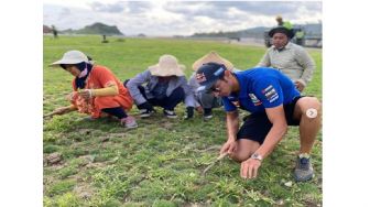 Terciduk! Pembalap WSBK Toprak Razgatlioglu 'Ngarit' Bareng Petani di Sirkuit Mandalika