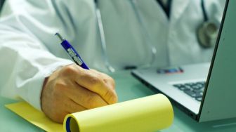 Dokter Ini Ungkap Penyebab Tulisan Resep Dokter Sulit Dibaca