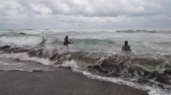 BMKG Ingatkan Potensi Tinggi Gelombang di Pesisir Selatan Indonesia, Apa Penyebabnya?