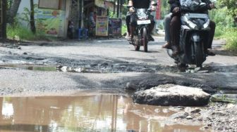 Jalan Penghubung Dua Kecamatan di Jember Rusak Parah