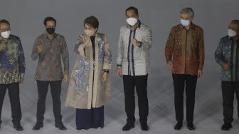 Menteri Pendidikan, Kebudayaan, Riset, dan Teknologi Nadiem Makarim (kedua kiri) berfoto bersama Menteri Perdagangan Muhammad Lutfi (ketiga kanan) saat pembukaan gelaran Jakarta Muslim Fashion Week di Stadion Aquatic, Gelora Bung Karno, Jakarta, Kamis (18/11/2021). [Suara.com/Angga Budhiyanto]