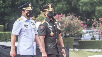 Pejabat lama Panglima TNI Marsekal TNI Hadi Tjahjanto (kiri) bersama pejabat baru Panglima TNI Jenderal TNI Andika Perkasa (kanan) berjalan memasuki lapangan untuk memimpin upacara Serah Terima Jabatan Panglima TNI di Mabes TNI, Cilangkap, Jakarta, Kamis (18/11/2021). ANTARA FOTO/Muhammad Adimaja
