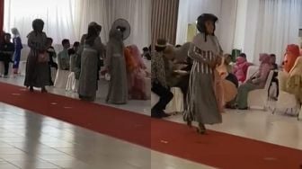 Viral Detik-detik Ibu Tak Sadar Kondangan Pakai Helm, 'Berasa Jalan di Red Carpet'