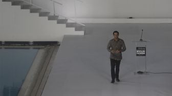 Menteri Pendidikan, Kebudayaan, Riset, dan Teknologi Nadiem Makarim berjalan usai memberikan sambutan saat pembukaan gelaran Jakarta Muslim Fashion Week di Stadion Aquatic, Gelora Bung Karno, Jakarta, Kamis (18/11/2021). [Suara.com/Angga Budhiyanto]