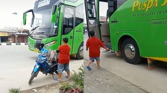 Bocil Cegat Bus di Pinggir Jalan, Sosok yang Turun Bukan Sembarangan