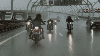 Aman Berkendara Motor Saat Hujan dengan 5 Tips Berikut Ini!